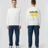 Model draagt hoodie met boarding pass opdruk