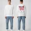 Model draagt hoodie met boarding pass opdruk