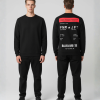 Model draagt hoodie met boarding pass opdruk