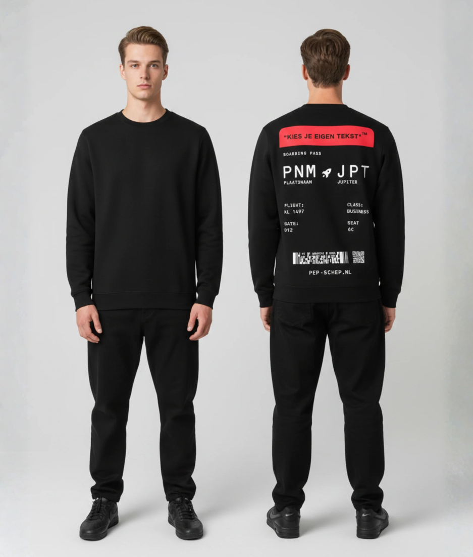 Model draagt hoodie met boarding pass opdruk