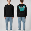 Model draagt hoodie met boarding pass opdruk
