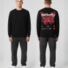 Model draagt hoodie met boarding pass opdruk