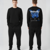 Model draagt hoodie met boarding pass opdruk
