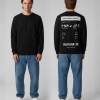 Model draagt hoodie met boarding pass opdruk