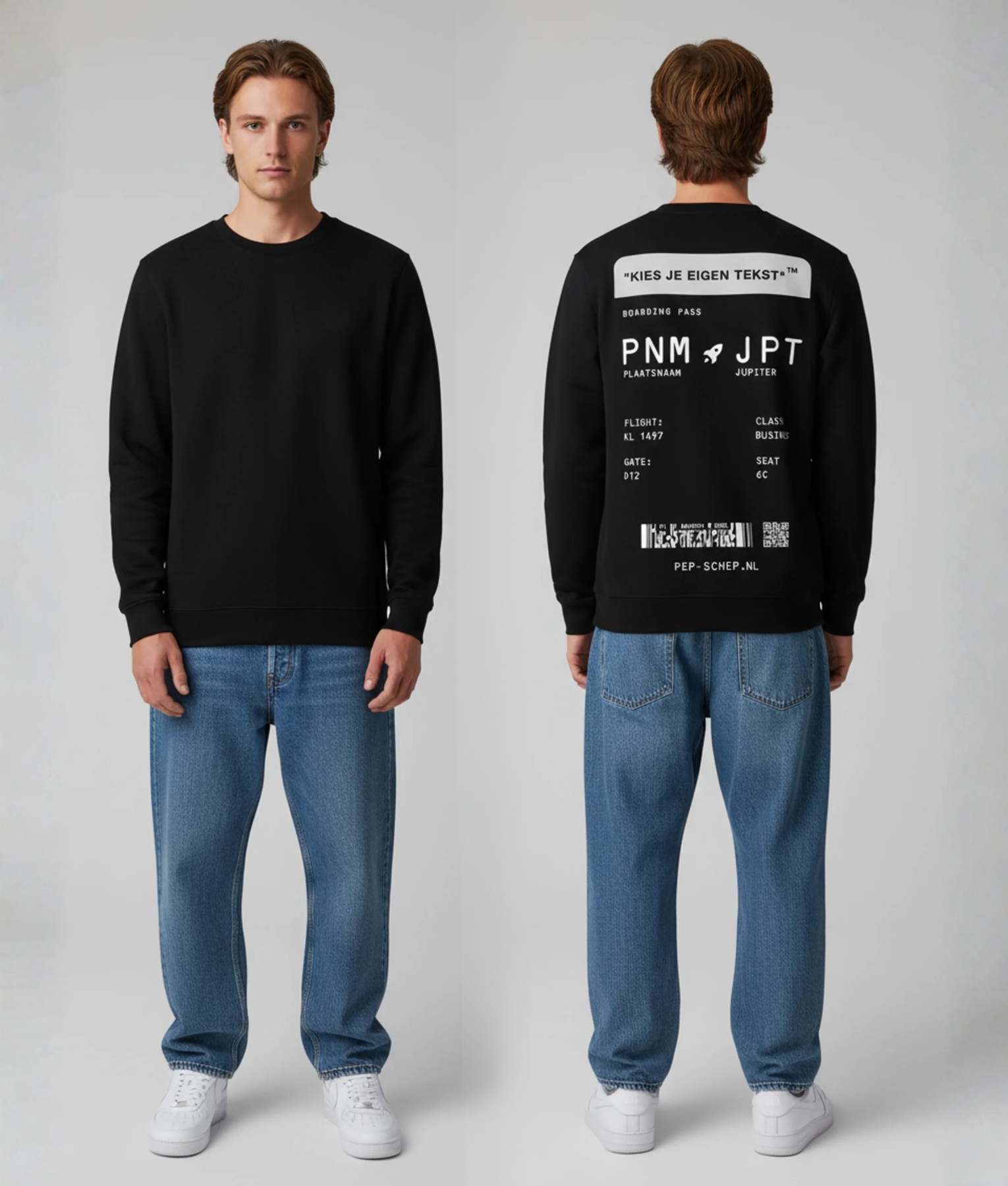 Model draagt hoodie met boarding pass opdruk