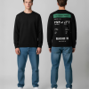 Model draagt hoodie met boarding pass opdruk