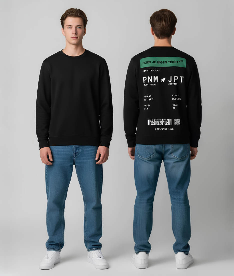 Model draagt hoodie met boarding pass opdruk