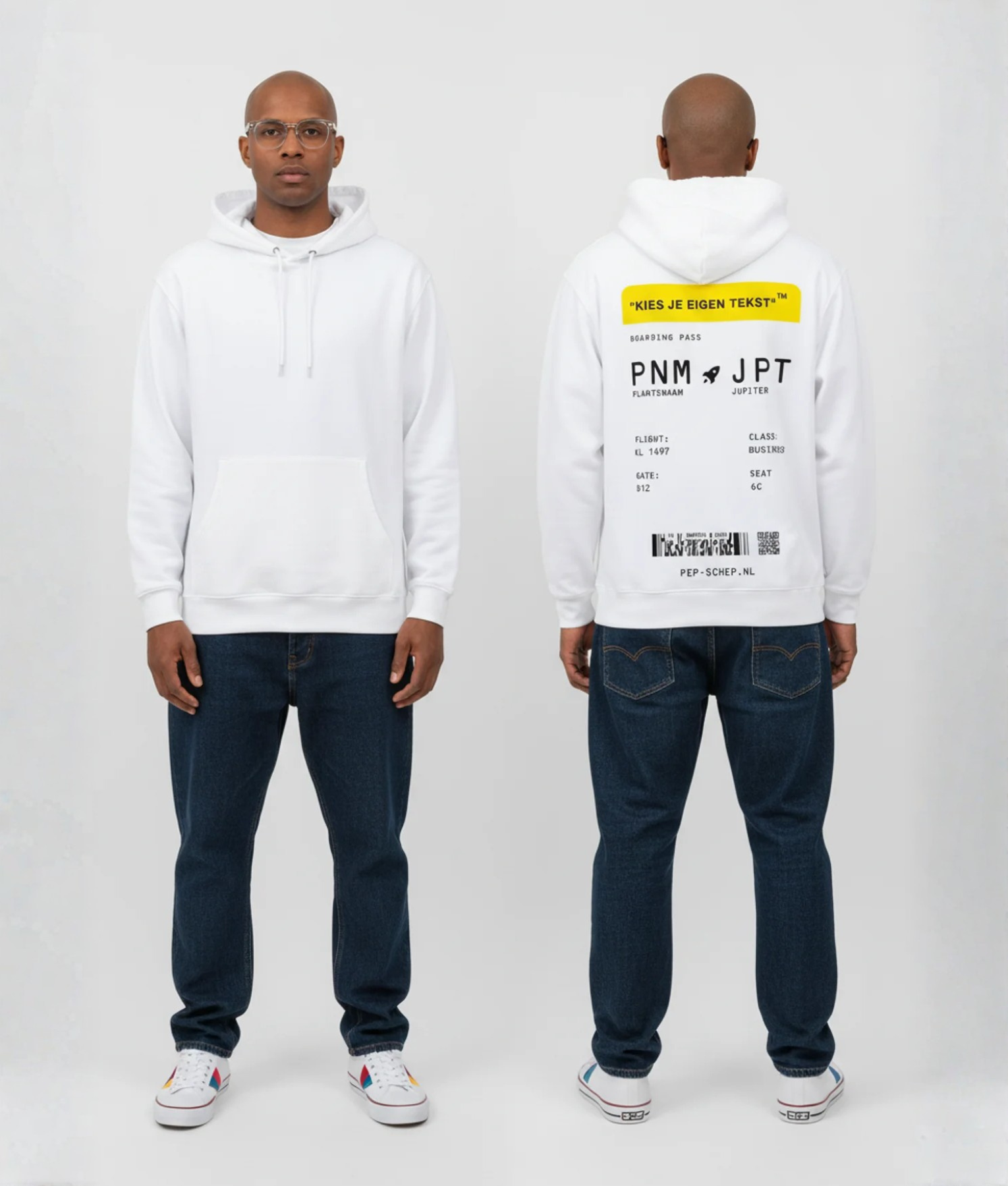 Model draagt hoodie met boarding pass opdruk