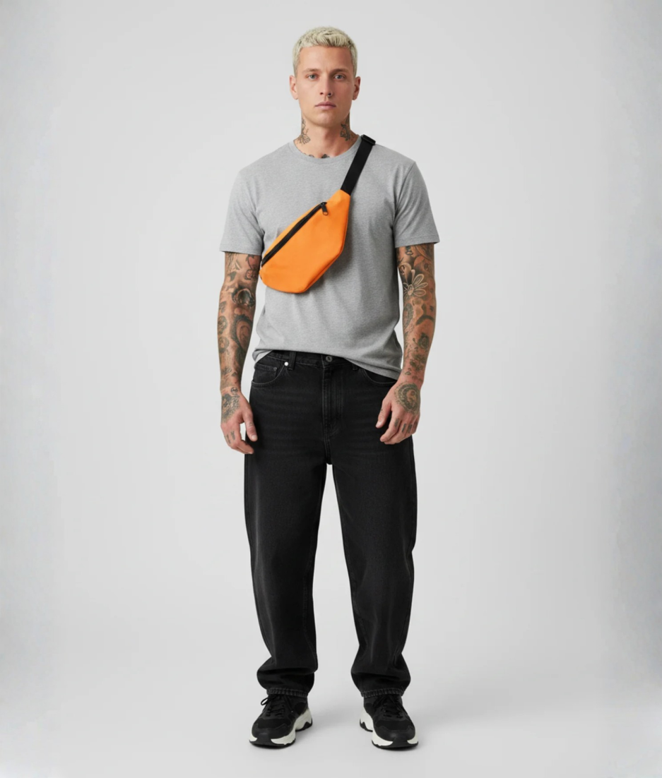 Model met oranje fanny pack heuptas modelfoto