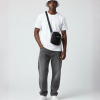 Model draagt witte pet PEP SCHEP bottle bag modelfoto