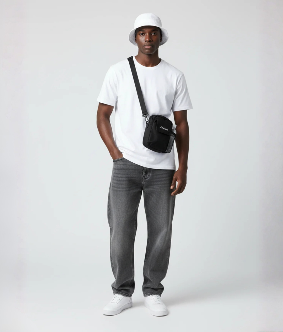 Model draagt witte pet PEP SCHEP bottle bag modelfoto