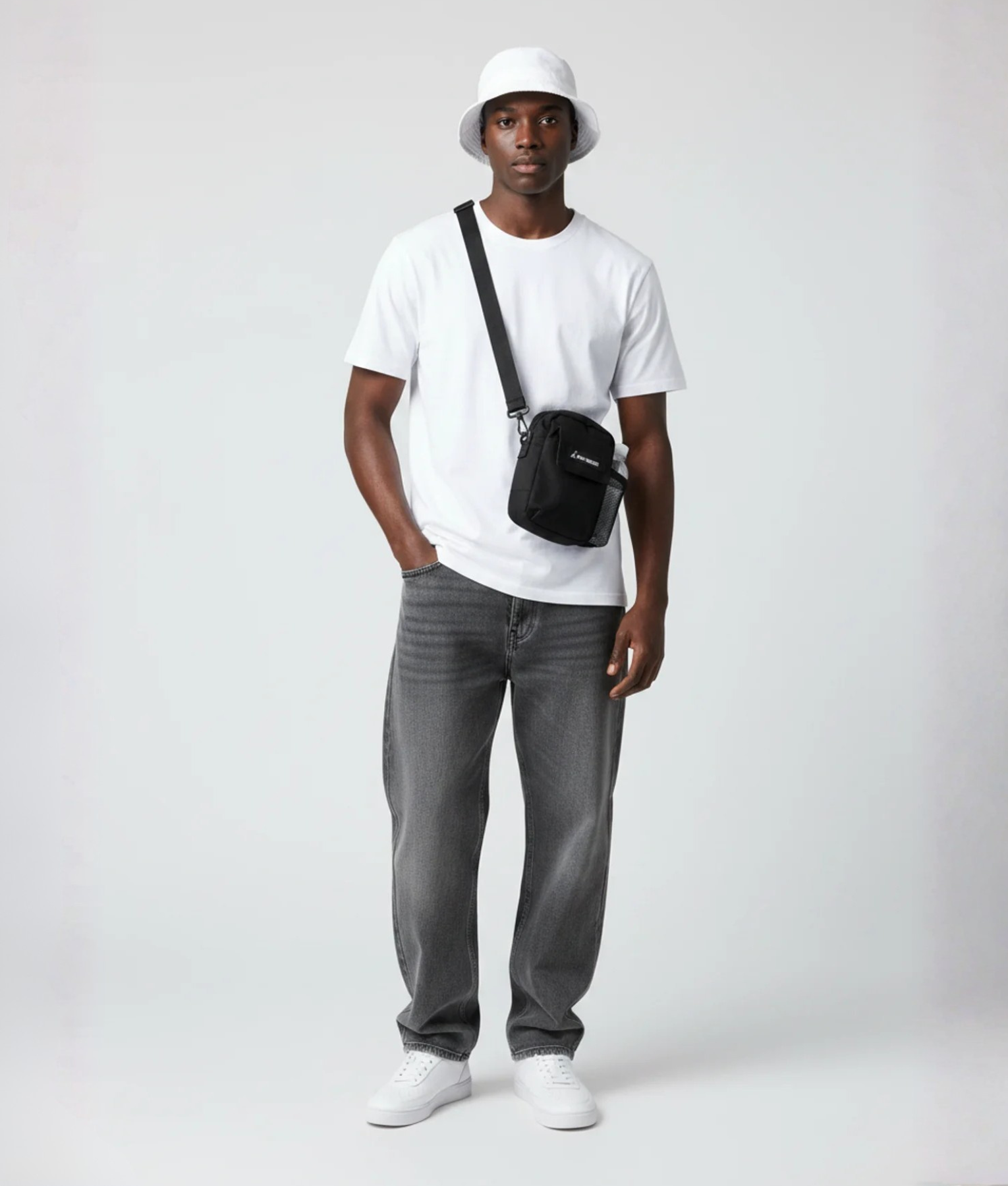 Model draagt witte pet PEP SCHEP bottle bag modelfoto