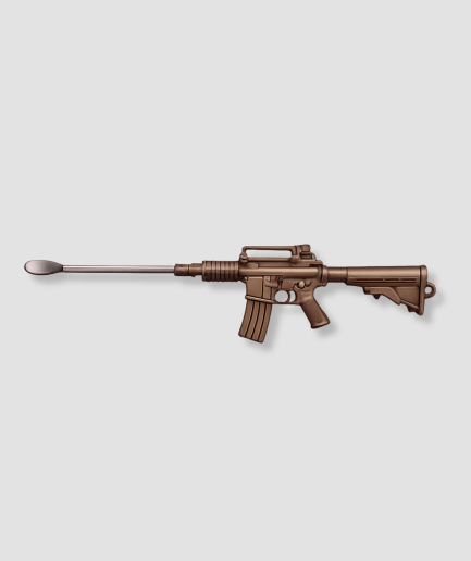 Bronzen metalen doseer schepje in assaultgeweermodel