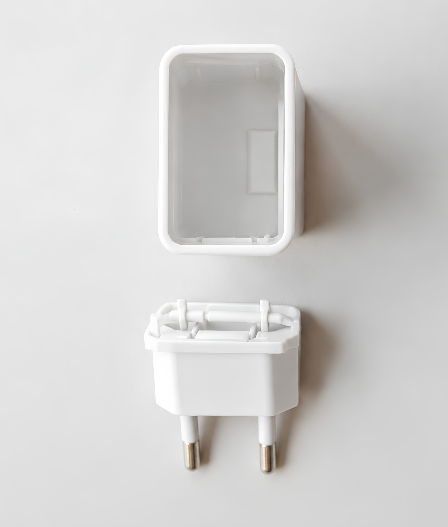 Witte USB-lader met geheim reservoir compartiment