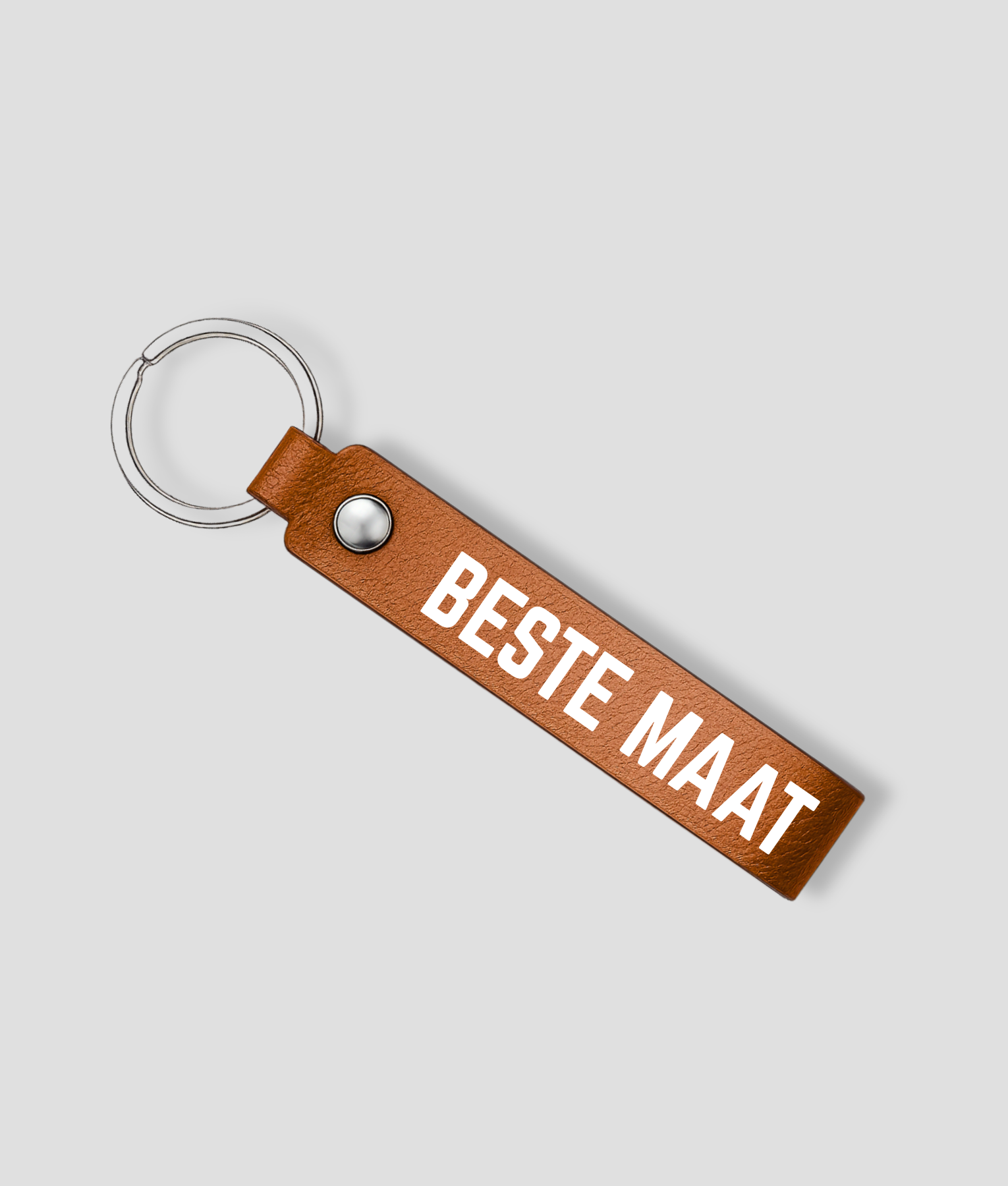 Cognackleurige leren sleutelhanger met zilveren ring en tekst 'BESTE MAAT'