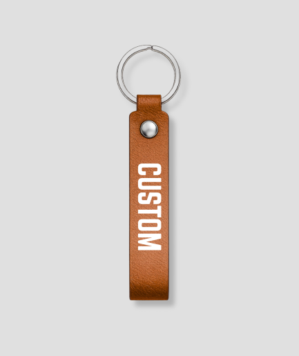 Cognackleurige leren sleutelhanger met zilveren ring, voorbeeldtekst 'CUSTOM'