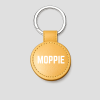 Gouden ronde leren sleutelhanger met tekst 'MOPPIE'