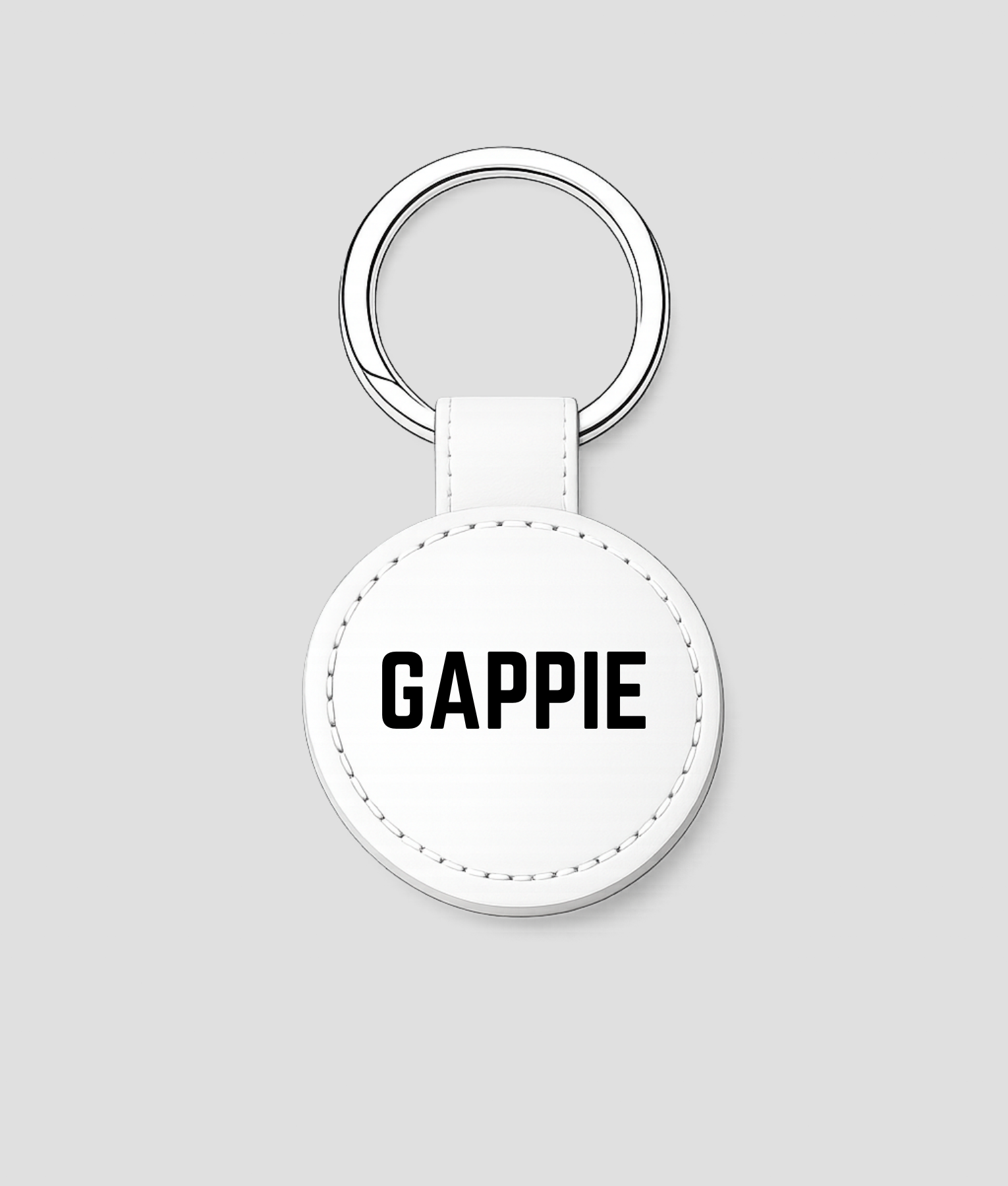 Witte ronde leren sleutelhanger met zilveren ring en tekst 'GAPPIE'