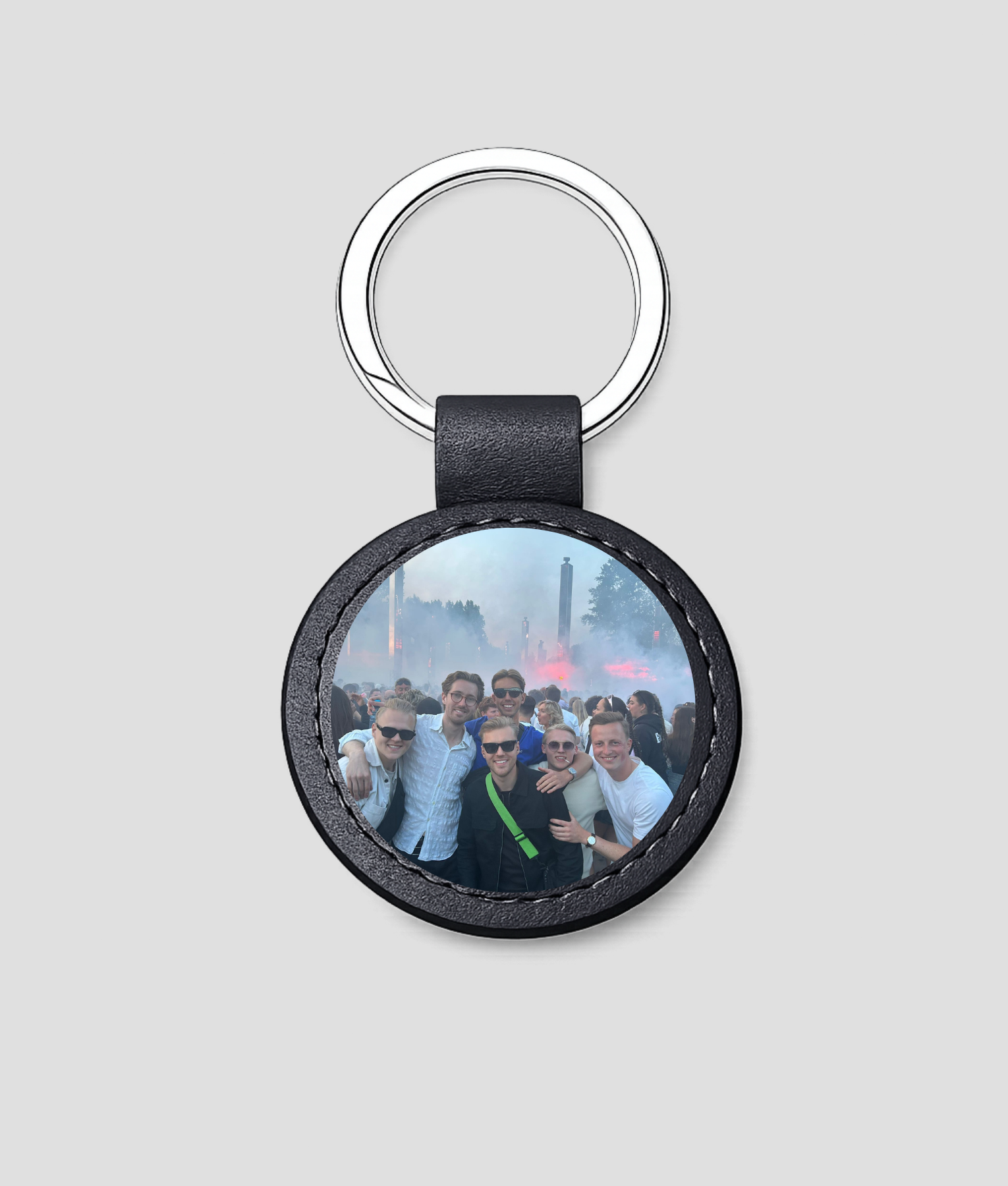 Zwarte ronde leren sleutelhanger met eigen feestfoto van een groep mensen