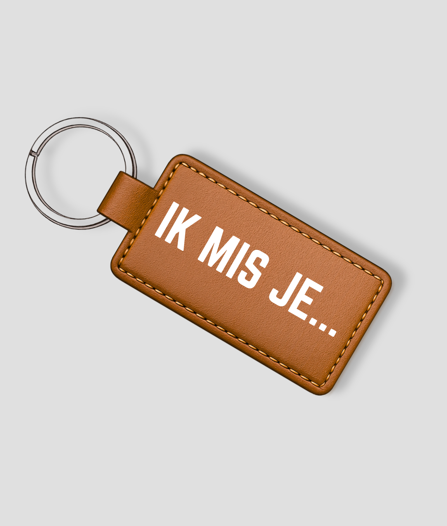 Cognackleurige leren sleutelhanger die je zelf kunt personaliseren met eigen tekst