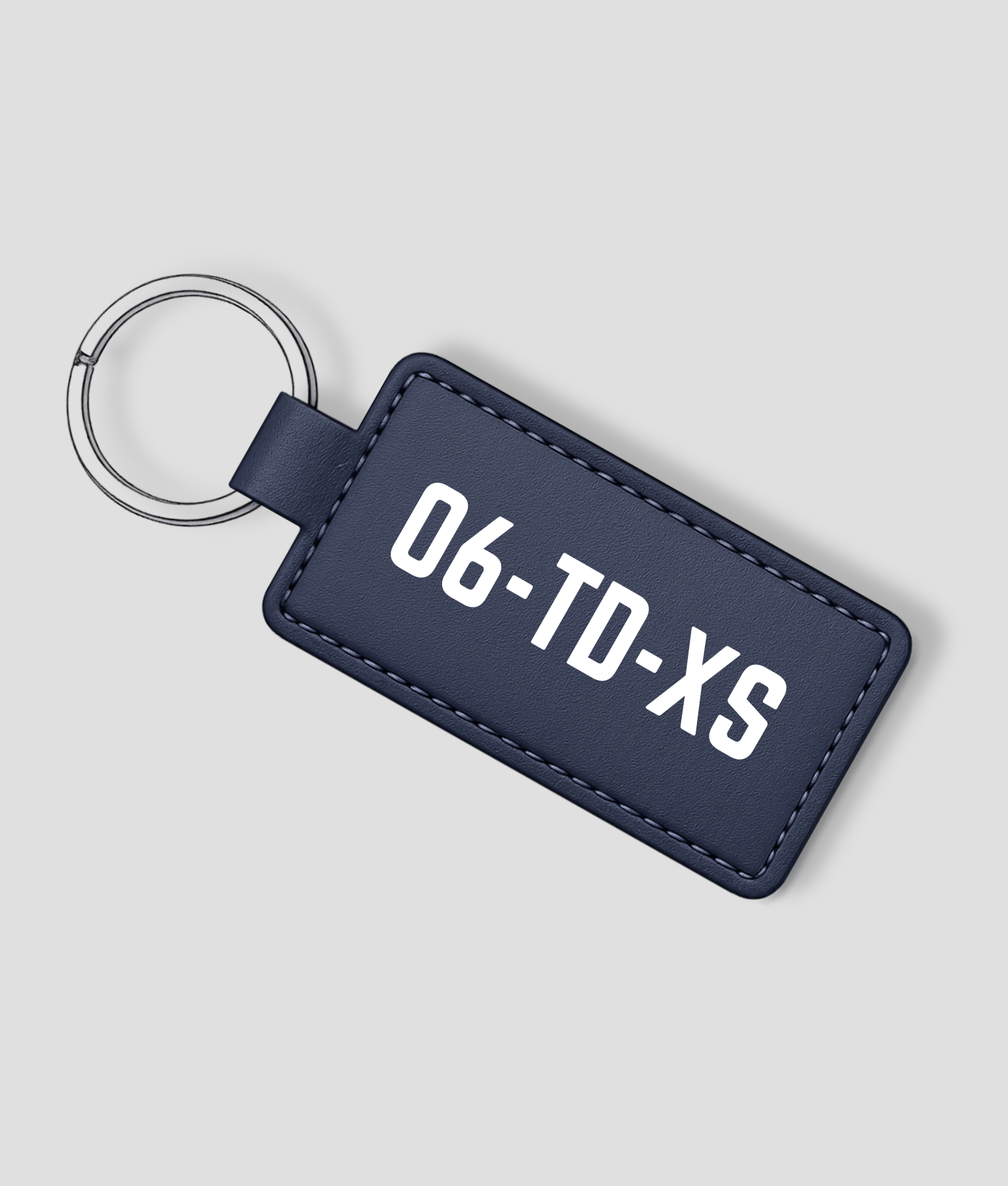 Donkerblauwe leren sleutelhanger die je zelf kunt personaliseren met eigen tekst