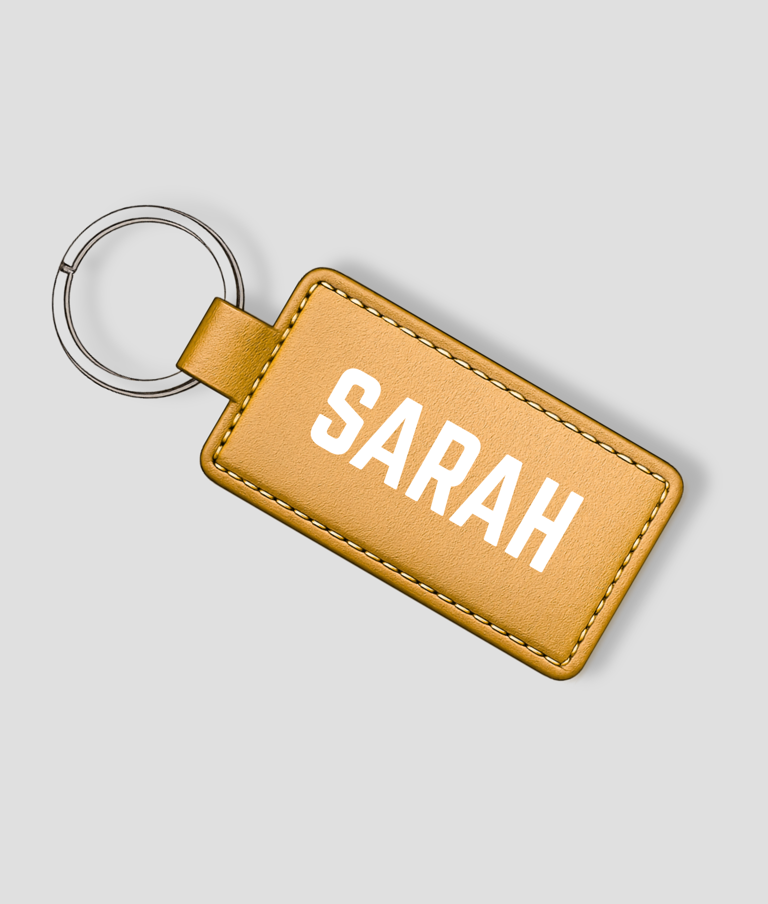 Donkergele leren sleutelhanger die je zelf kunt personaliseren met eigen tekst