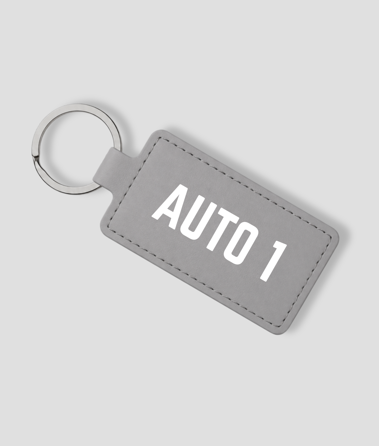 Grijze leren sleutelhanger die je zelf kunt personaliseren met eigen tekst