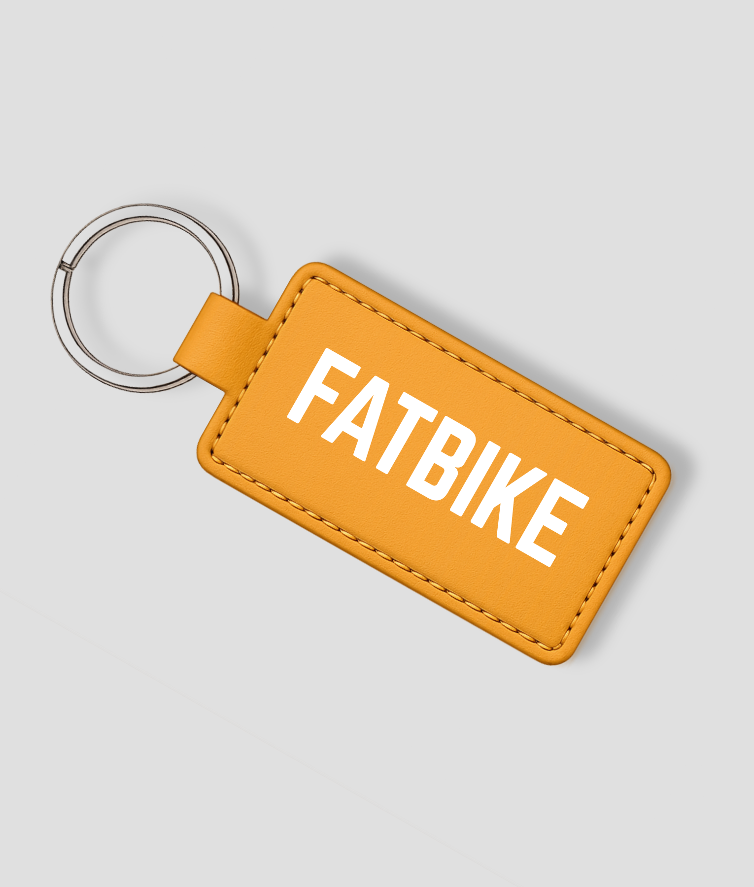 Okergele leren sleutelhanger die je zelf kunt personaliseren met eigen tekst