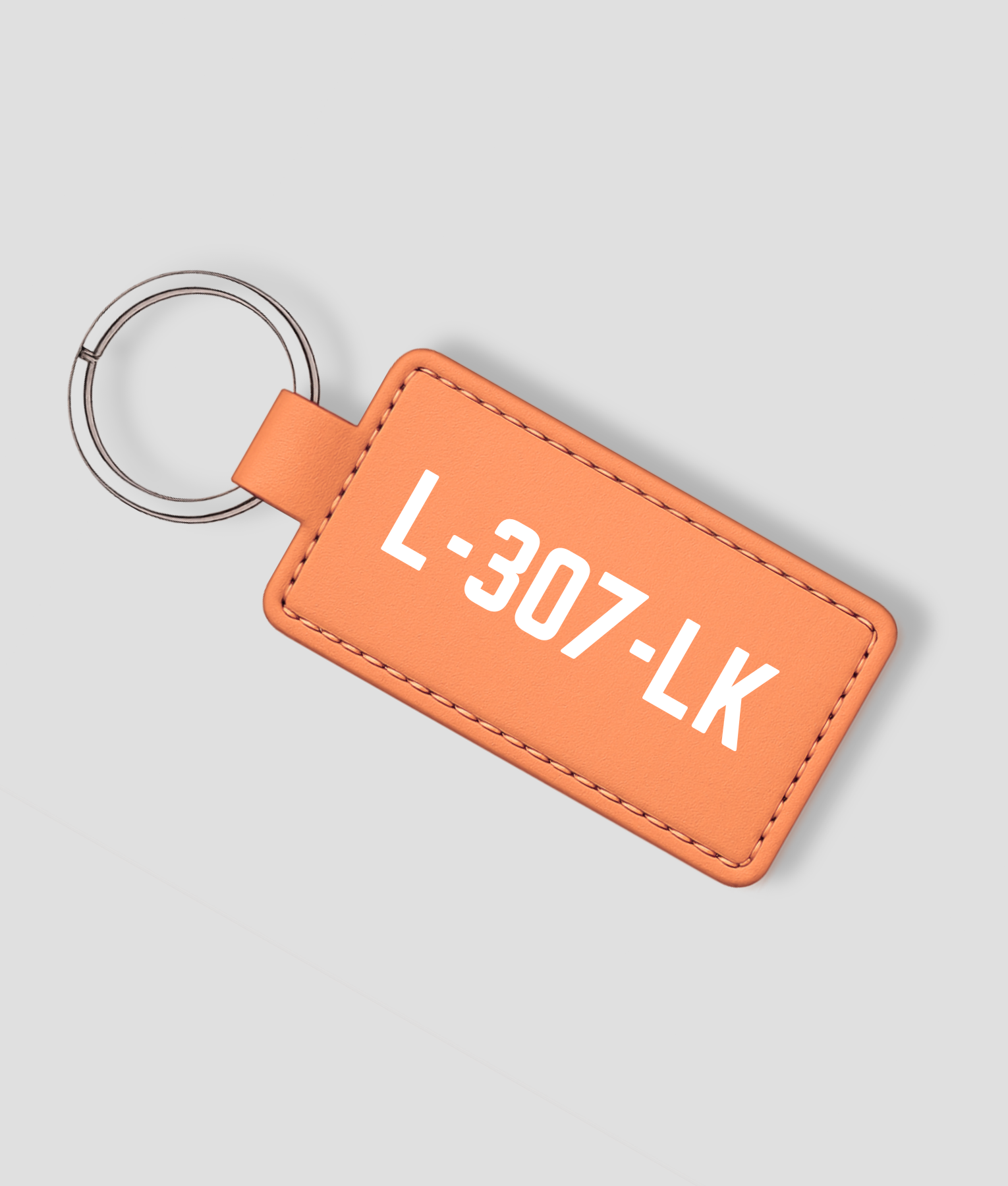 Perzikkleurige leren sleutelhanger die je zelf kunt personaliseren met eigen tekst