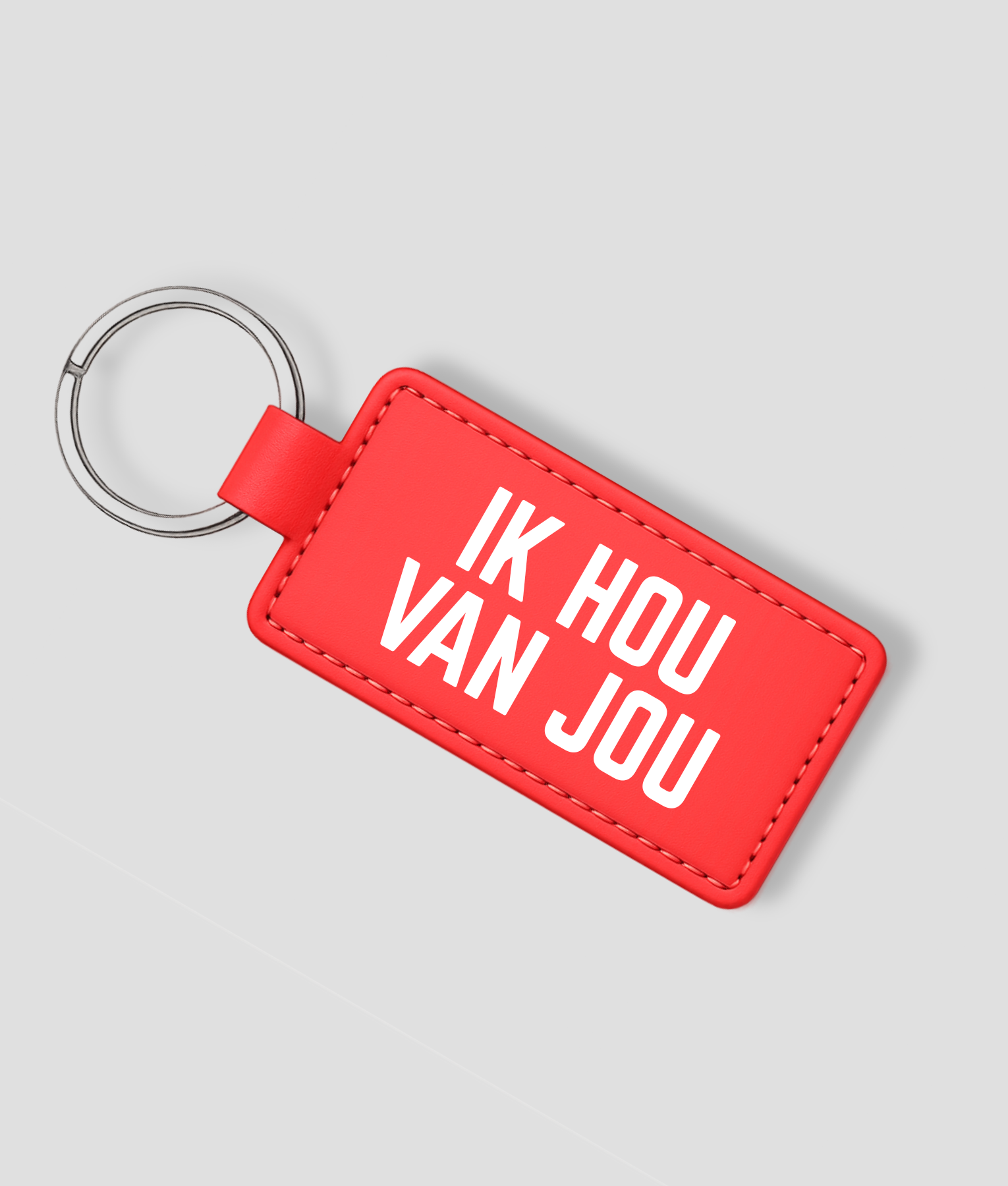 Rode leren sleutelhanger die je zelf kunt personaliseren met eigen tekst