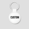 Witte ronde leren sleutelhanger met zilveren ring, voorbeeldtekst 'CUSTOM'