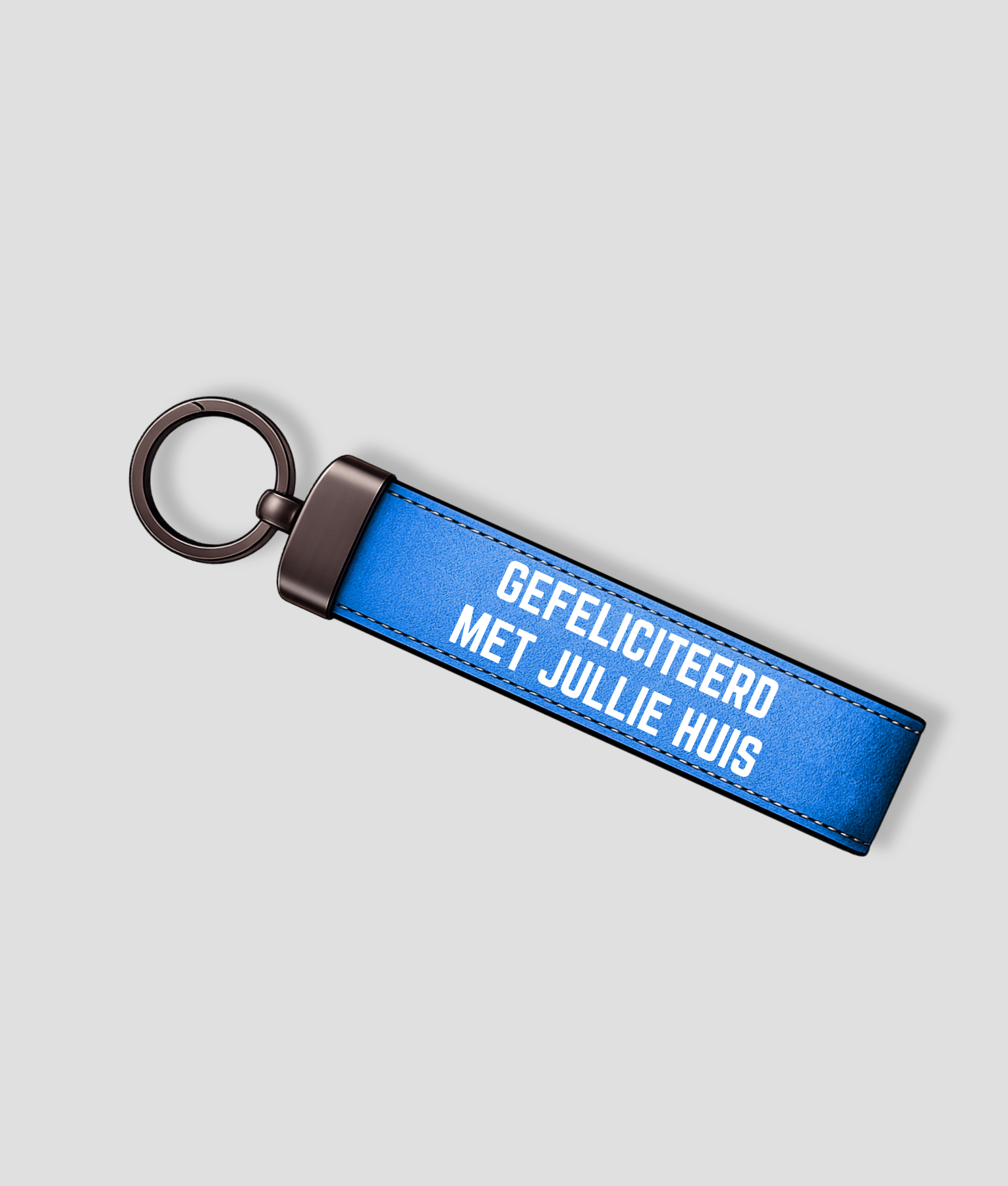 Blauwe suède sleutelhanger met tekst 'gefeliciteerd met jullie huis' en metalen ring