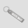 Grijze leren sleutelhanger met zilveren ring en tekst 'BESTE MAAT'