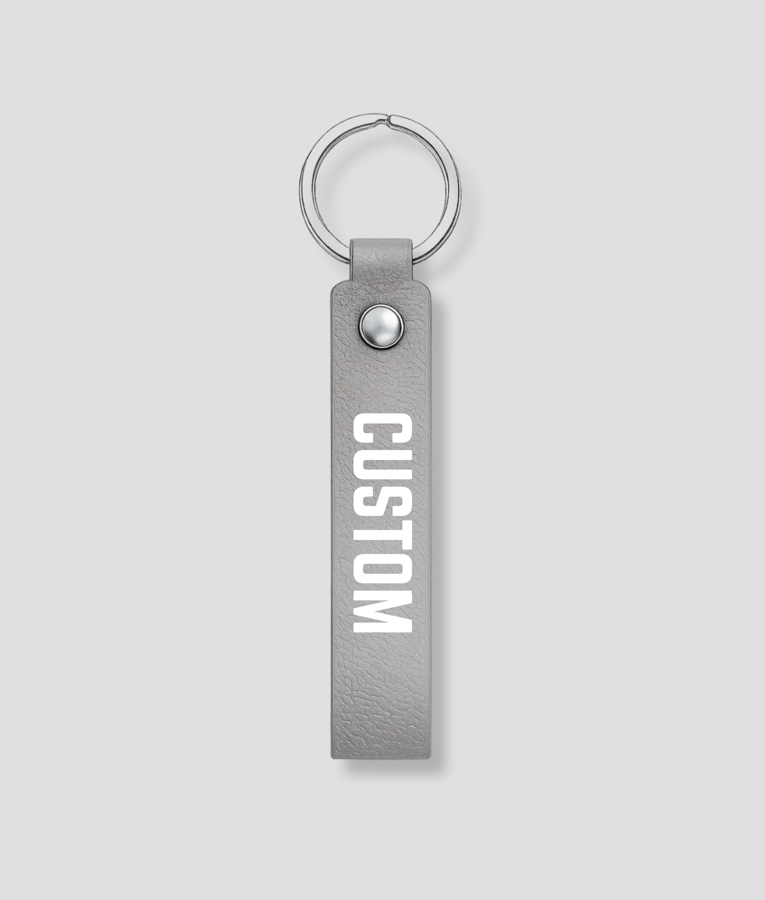 Grijze leren sleutelhanger met zilveren ring, voorbeeldtekst 'CUSTOM'