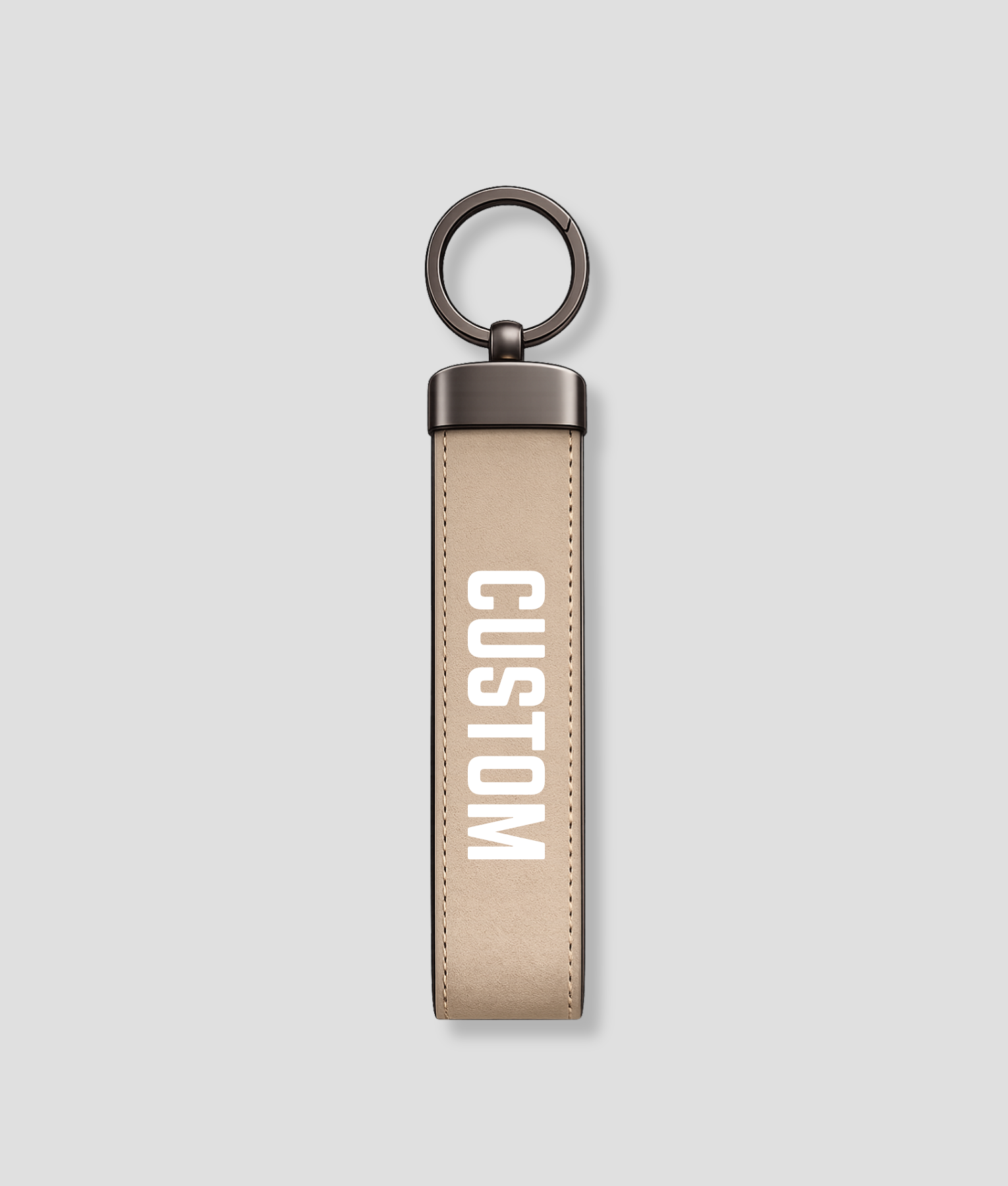 Beige suède sleutelhanger verticaal model met metalen ring en voorbeeldtekst 'CUSTOM'