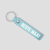 Lichtblauwe leren sleutelhanger met zilveren ring en tekst 'BESTE MAAT'