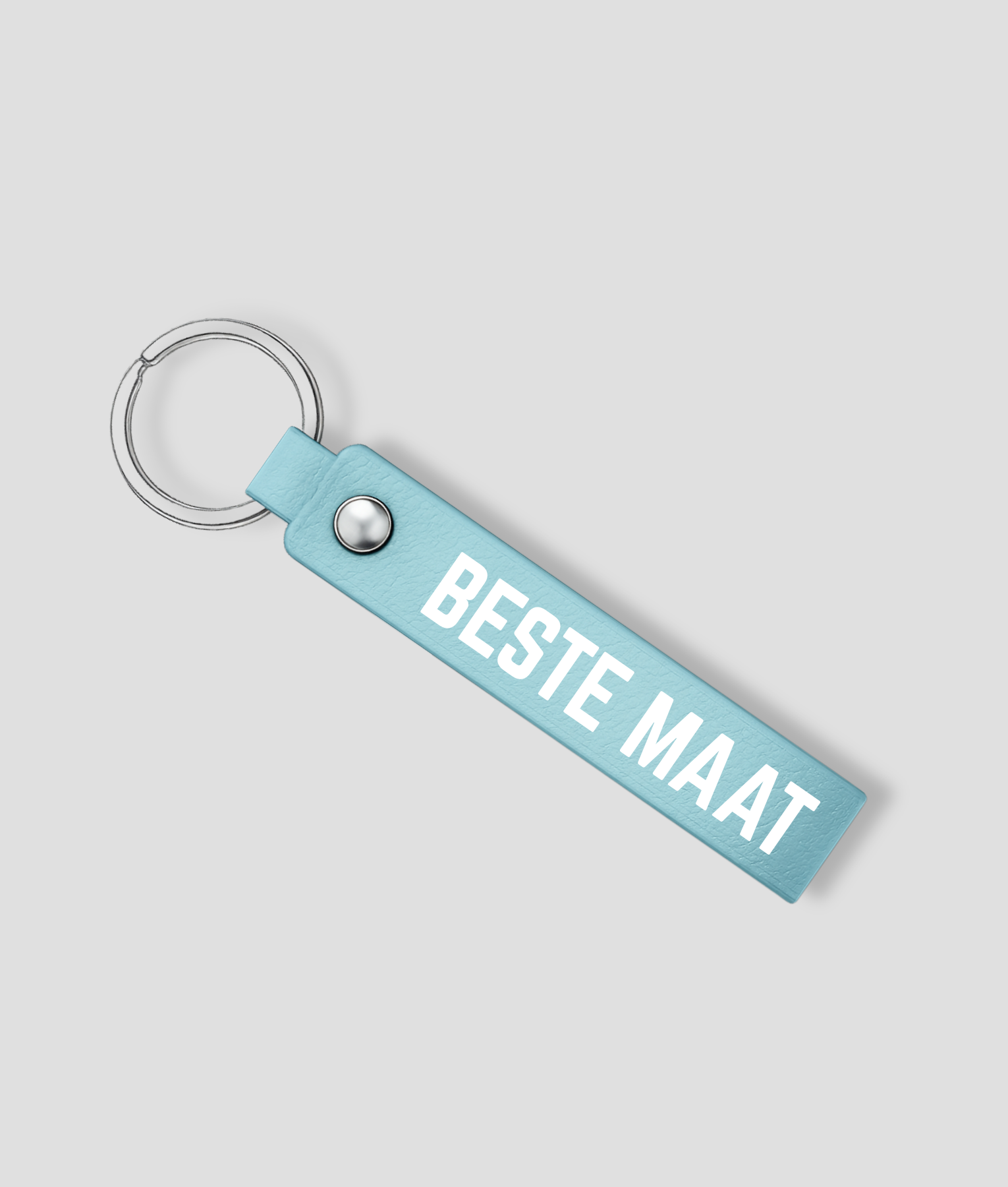 Lichtblauwe leren sleutelhanger met zilveren ring en tekst 'BESTE MAAT'