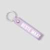 Lila leren sleutelhanger met zilveren ring en tekst 'BESTE MAAT'