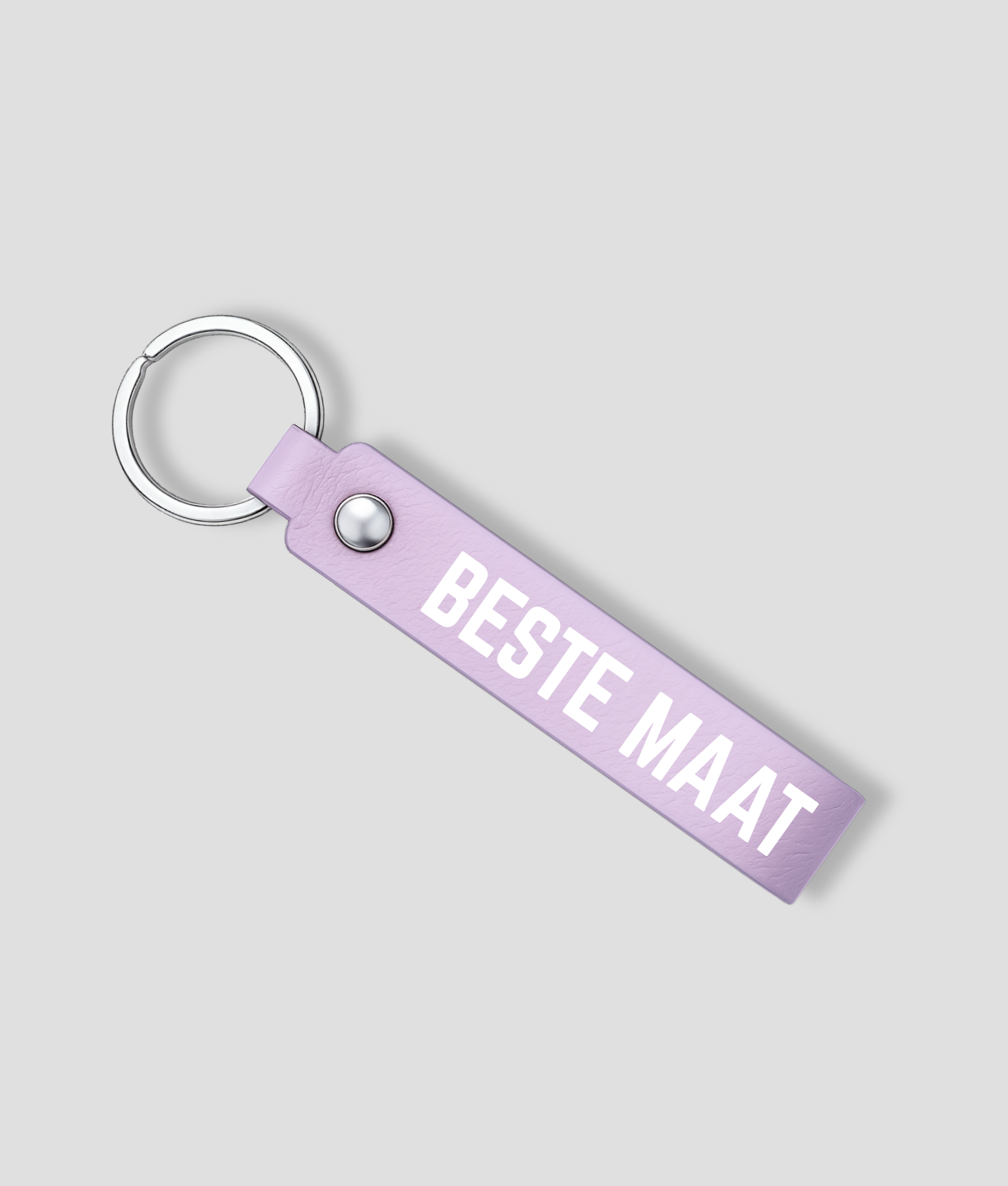 Lila leren sleutelhanger met zilveren ring en tekst 'BESTE MAAT'