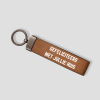 Cognackleurige suède sleutelhanger met tekst 'gefeliciteerd met jullie huis' en metalen detail