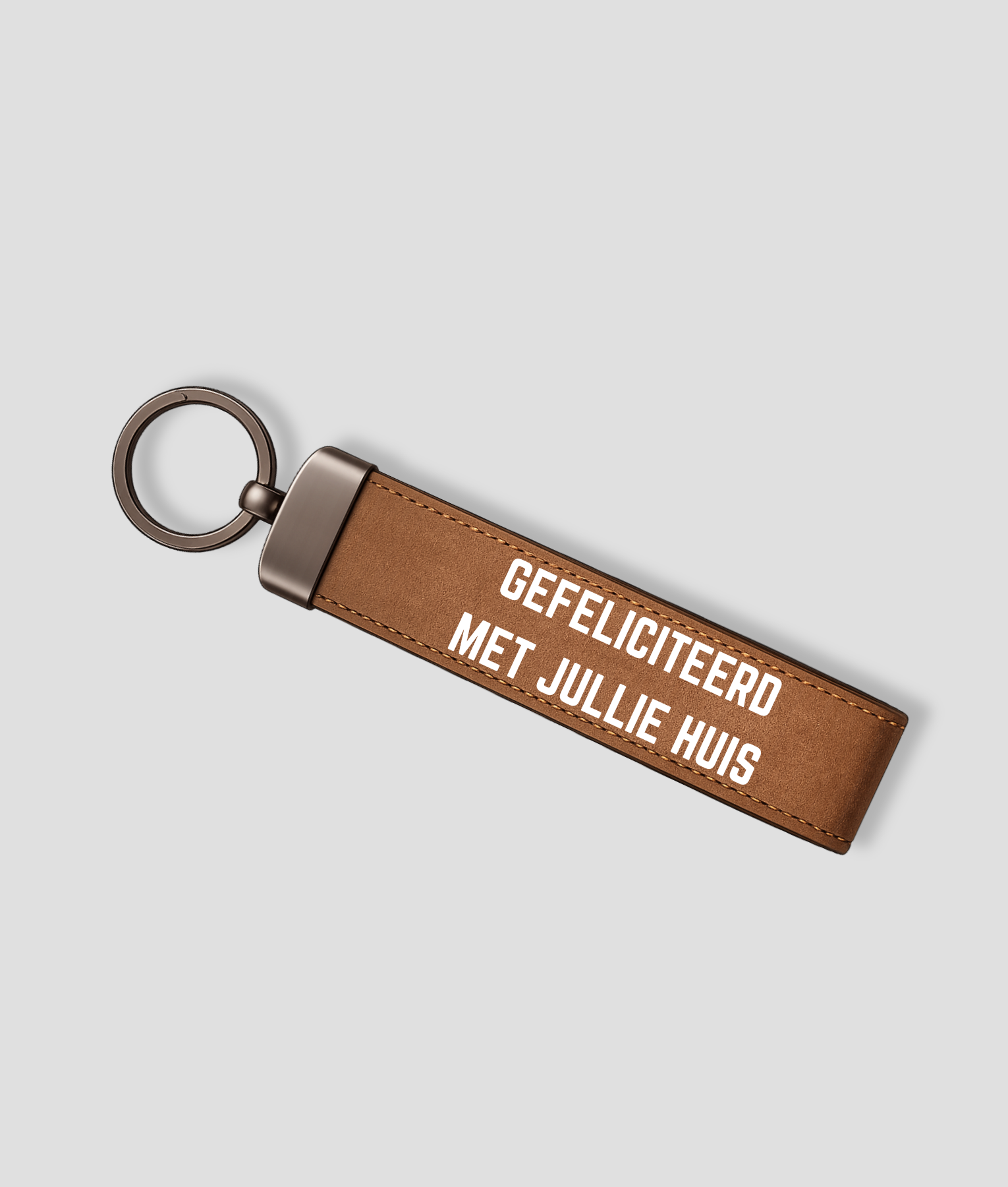 Cognackleurige suède sleutelhanger met tekst 'gefeliciteerd met jullie huis' en metalen detail