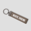 Taupe suède sleutelhanger met metalen ring en tekst 'BESTE VRIEND'