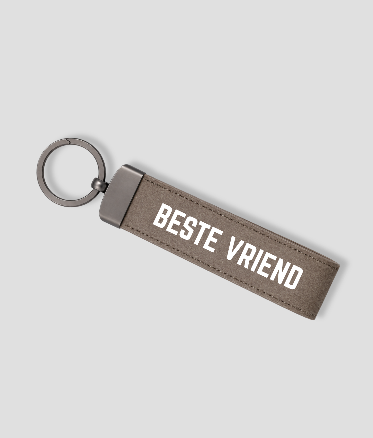 Taupe suède sleutelhanger met metalen ring en tekst 'BESTE VRIEND'