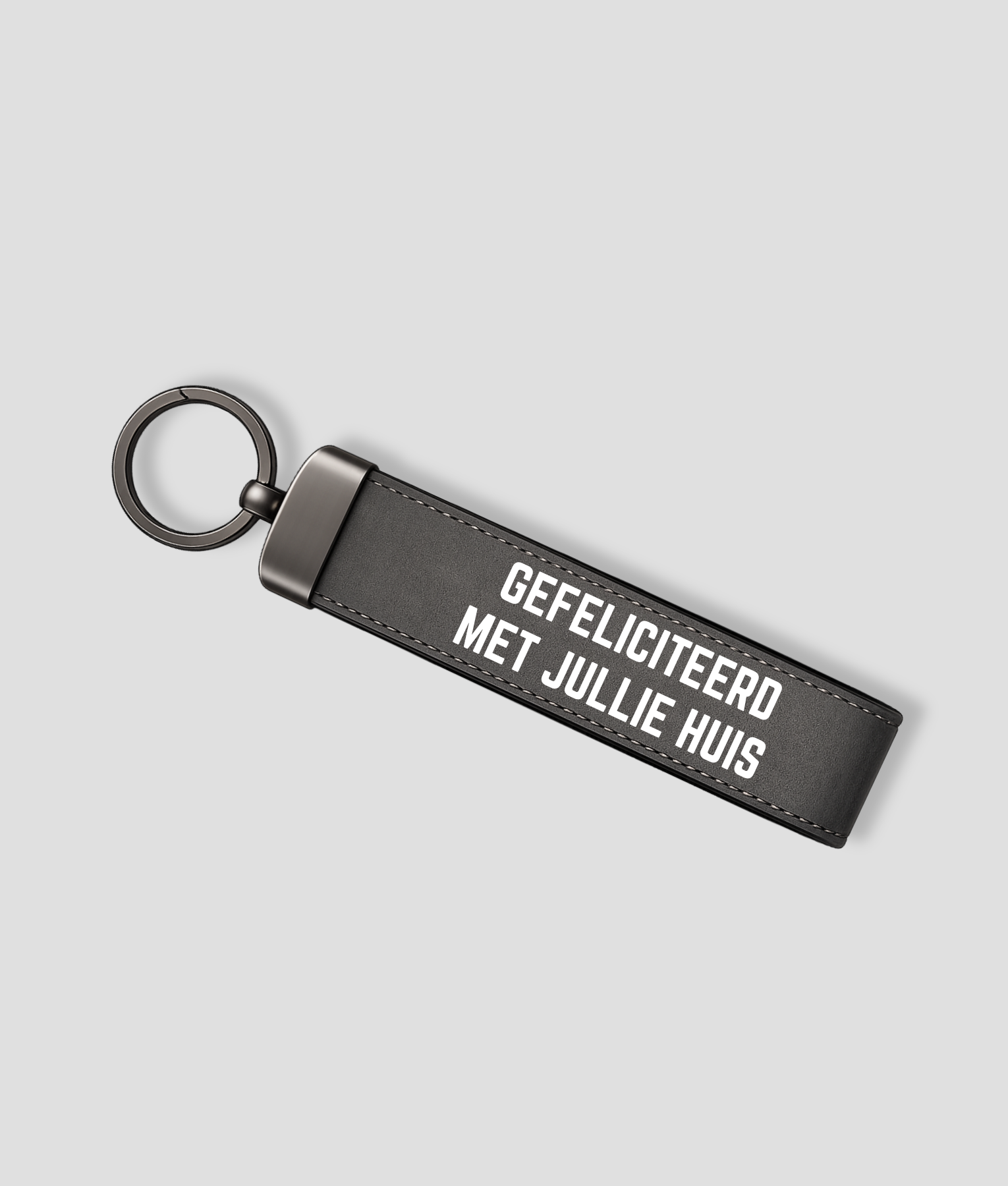 Zwarte suède sleutelhanger met tekst 'gefeliciteerd met jullie huis' en metalen bovenkant
