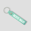 Mintgroene leren sleutelhanger met zilveren ring en tekst 'BESTE MAAT'