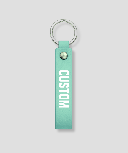 Mintgroene leren sleutelhanger met zilveren ring, voorbeeldtekst 'CUSTOM'