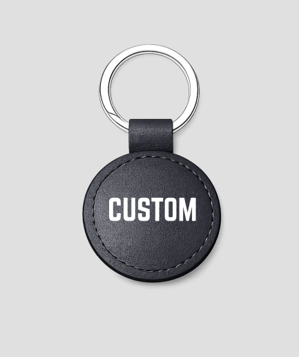 Zwarte ronde leren sleutelhanger met zilveren ring, voorbeeldtekst 'CUSTOM'
