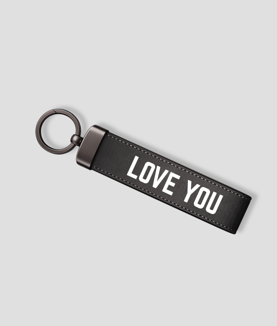Zwarte suède sleutelhanger met metalen ring en tekst 'LOVE YOU'