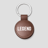 Donkerbruine ronde leren sleutelhanger met zilveren ring en tekst 'LEGEND'