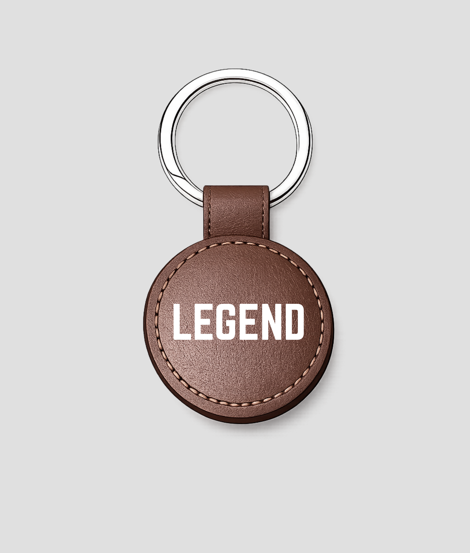 Donkerbruine ronde leren sleutelhanger met zilveren ring en tekst 'LEGEND'